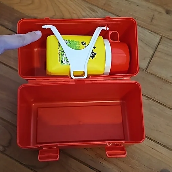 Vintage 1981 Thermos co Red Barn lunch box with cup - Picture 7 of 15